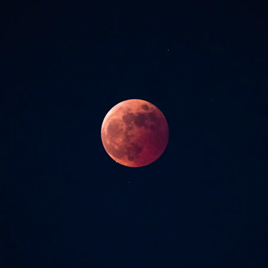Total lunar eclipse: the blood moon